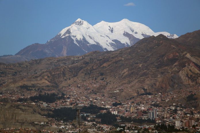 Hora Illimani sa týči nad mestom La Paz v Bolívii. Fotograf: Noah Friedman-Rudovsky/Bloomberg