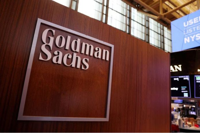 Logo spoločnosti Goldman Sachs na obchodnom parkete Newyorskej burzy cenných papierov (NYSE) v New Yorku, USA, 17. novembra 2021. REUTERS/Andrew Kelly