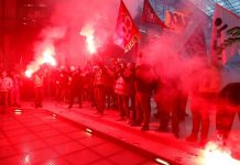 Francúzski železničiari štrajkujú proti spoločnosti BlackRock v kancelárskej budove v rámci jedenásteho dňa celonárodných štrajkov a protestov proti dôchodkovej reforme francúzskej vlády v Paríži 6. apríla 2023. REUTERS/Stephanie Lecocq