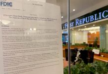 Na okne pobočky First Republic Bank je vyvesená správa Federálnej korporácie pre poistenie vkladov (FDIC) po tom, ako sa spoločnosť JPMorgan Chase & Co Jamieho Dimona stala víťazom víkendovej aukcie First Republic Bank v San Franciscu v Kalifornii, USA, 1. mája 2023. REUTERS/Hyun Joo Jin