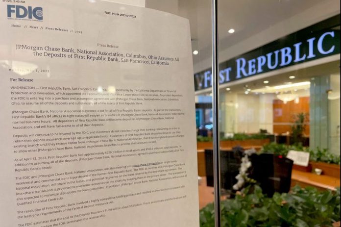 Na okne pobočky First Republic Bank je vyvesená správa Federálnej korporácie pre poistenie vkladov (FDIC) po tom, ako sa spoločnosť JPMorgan Chase & Co Jamieho Dimona stala víťazom víkendovej aukcie First Republic Bank v San Franciscu v Kalifornii, USA, 1. mája 2023. REUTERS/Hyun Joo Jin