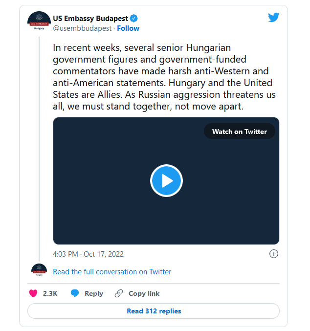 Tweet americkej ambasády v Budapešti: V posledných týždňoch sa niekoľko vysokopostavených predstaviteľov maďarskej vlády a vládou financovaných komentátorov vyjadrilo ostro protizápadne a protiamericky. Maďarsko a Spojené štáty sú spojencami. Ruská agresia ohrozuje nás všetkých, musíme držať spolu, nie sa vzďaľovať.
